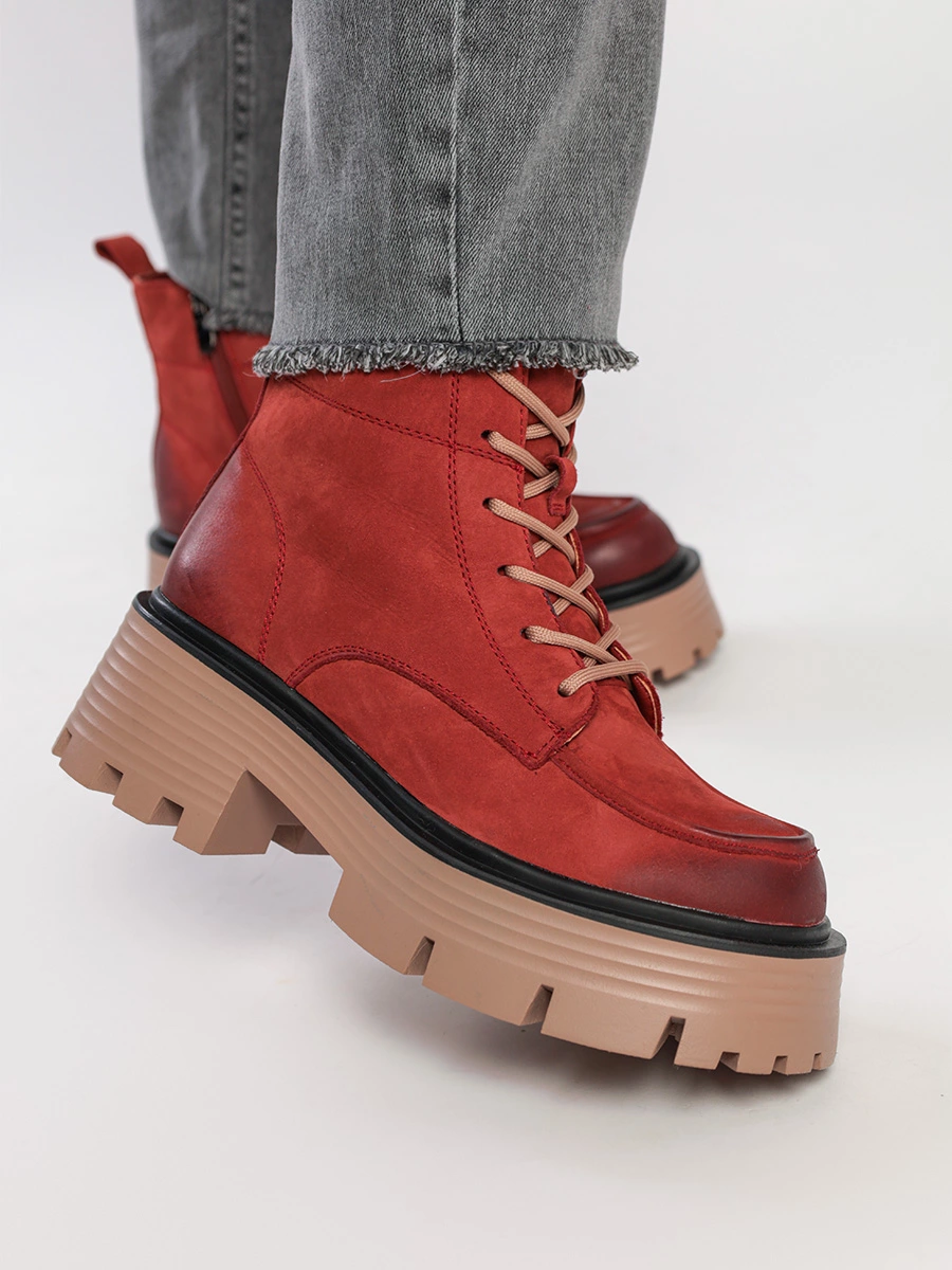 Ботинки-дерби красного цвета с рельефным протектором